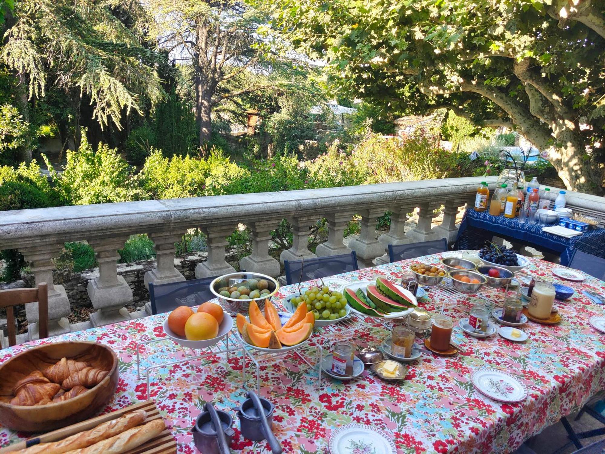 Rue Du Chateau A Cabrieres D'Avignon Bed & Breakfast ภายนอก รูปภาพ
